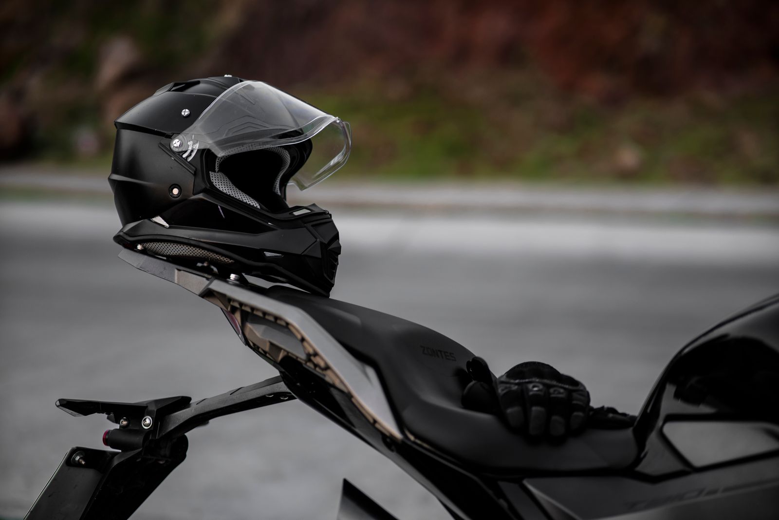 Casque de moto sur guidon